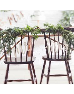 Mr og Mrs Stolskilt i Træ - Botanisk Bryllup