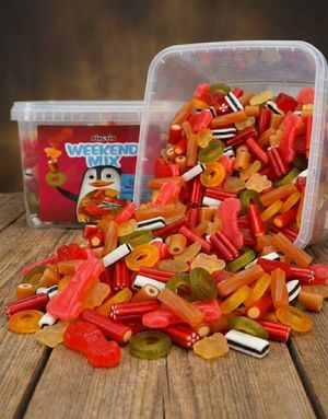 DATO PRODUKT - Pingvin Weekend Mix - Boks Med Blandede Lakrids, Stænger Og Vingummibider 2 Kg