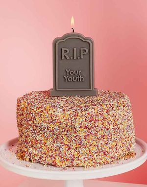 Kakelys Formet som Gravstein "R.I.P Your Youth" 9,5 cm
