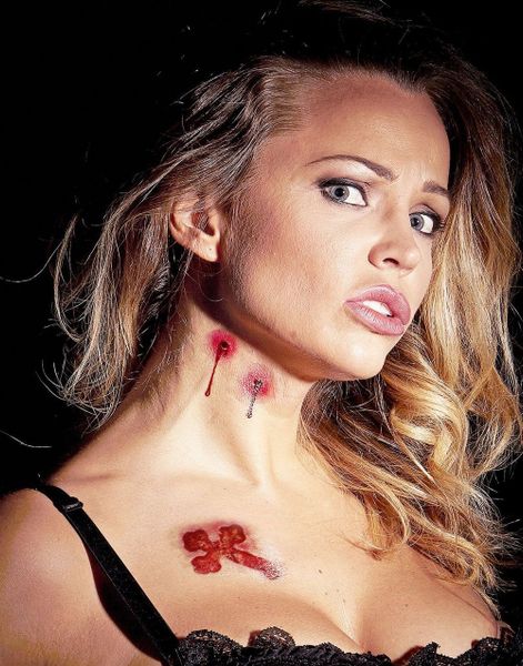 Midlertidige Tatoveringer med Forskjellige Vampyrbitt og Korsformet Sår