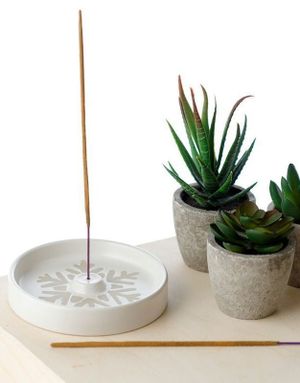 Rund Hvit Keramisk Røkelsesholder med Snøfnugg Motiv - 10,5 cm