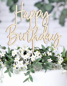 Happy Birthday Kaketopp i Treverk 15x16,5 cm