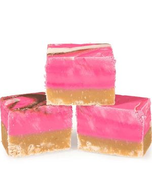 2 kg Boks med Fudge Strawberry Cheesecake - Fudge med Jordbær Ostekake og Sjokoladesmak
