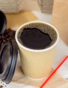 5 stk Rillede Varmekopper/Kaffekopper med Låg i Pap - 355 ml