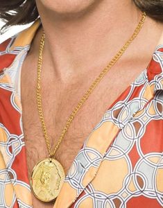 Guldfarvet metalmedaljon på kæde