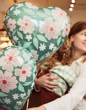 Grønn Hjerteformet Folieballong med Blomstermotiv - 35 cm