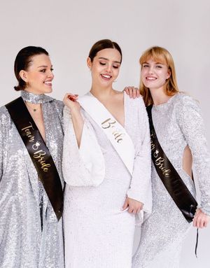Sett med 1 stk Bride to Be og 5 stk Bridesmaid Ordensbånd