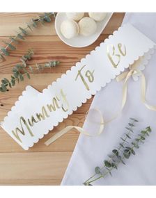 Hvitt Ordensbånd med Gullfarget Mommy to Be Tekst - Oh Baby