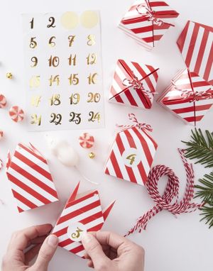 24 stk Rød og Hvide Advent-Bokse / Julekalender med Klistermærker og Snor