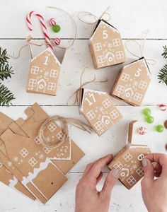 24 stk Brune Peberkagehuse Advent-Bokse / Julekalender med Klistermærker og Snor