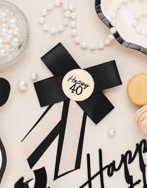 Happy 40 År - Krem Hvit og Svart Rosette 11x17 cm