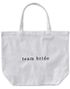 Hvit Brodert "Team Bride" Tote Bag/Bærenett 55x72 cm - Modern Luxe