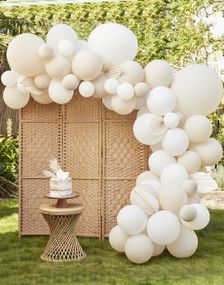 Nude og Hvitt Ballongbuesett med Papirvifter