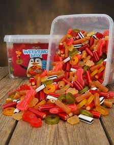 1770249600_6Pingvin Weekend Mix - Boks Med Blandede Lakrids, Stænger Og Vingummibider 2 Kg