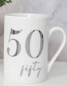 50 ÅR - Kopp i Porselen med Sølvfarget Tekst i Gaveeske 325 ml