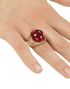Gullfarget Ring med Detaljer og Rød Stein