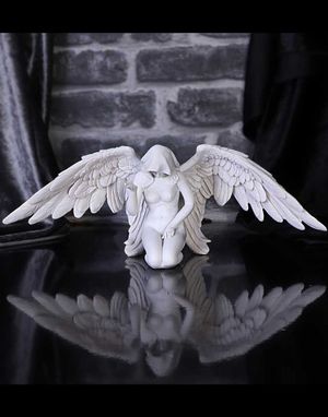Angel's Offering - Knelende Engelfigur 38 cm