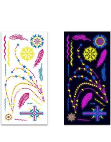 Ark med Fluorescerende Kors, Slanger, Fjær og Andre Tatoveringer (UV Fake Tattoo)