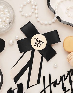 Happy 30 År - Krem Hvit og Svart Rosette 11x17 cm