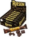 24 stk Riesen Chocolate Chew Sticks - Æske med Chokolade-toffee Stænger Dækket med Mørk Chokolade 1080 gram