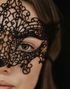 Mystique – Elegant Svart Maskerade Maske i Blonder 20x11 cm