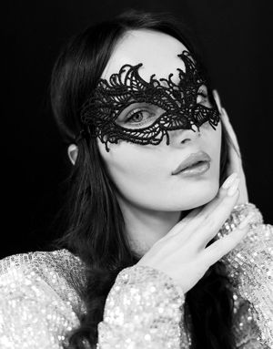 Mystique - Elegant Sort Hæklet Maskerademaske 20x11 cm
