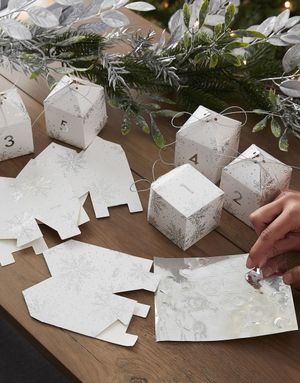 24 stk Snefnug adventsæsker / Julekalender med Sølvtråd og Stickers