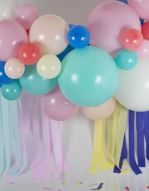 Farverigt Ballonbuesæt med Farverige Papir Streamers