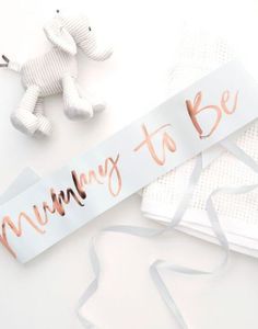 Hvitt Ordensbånd med Rose Gullfarget Mommy to Be Tekst - Twinkle Twinkle